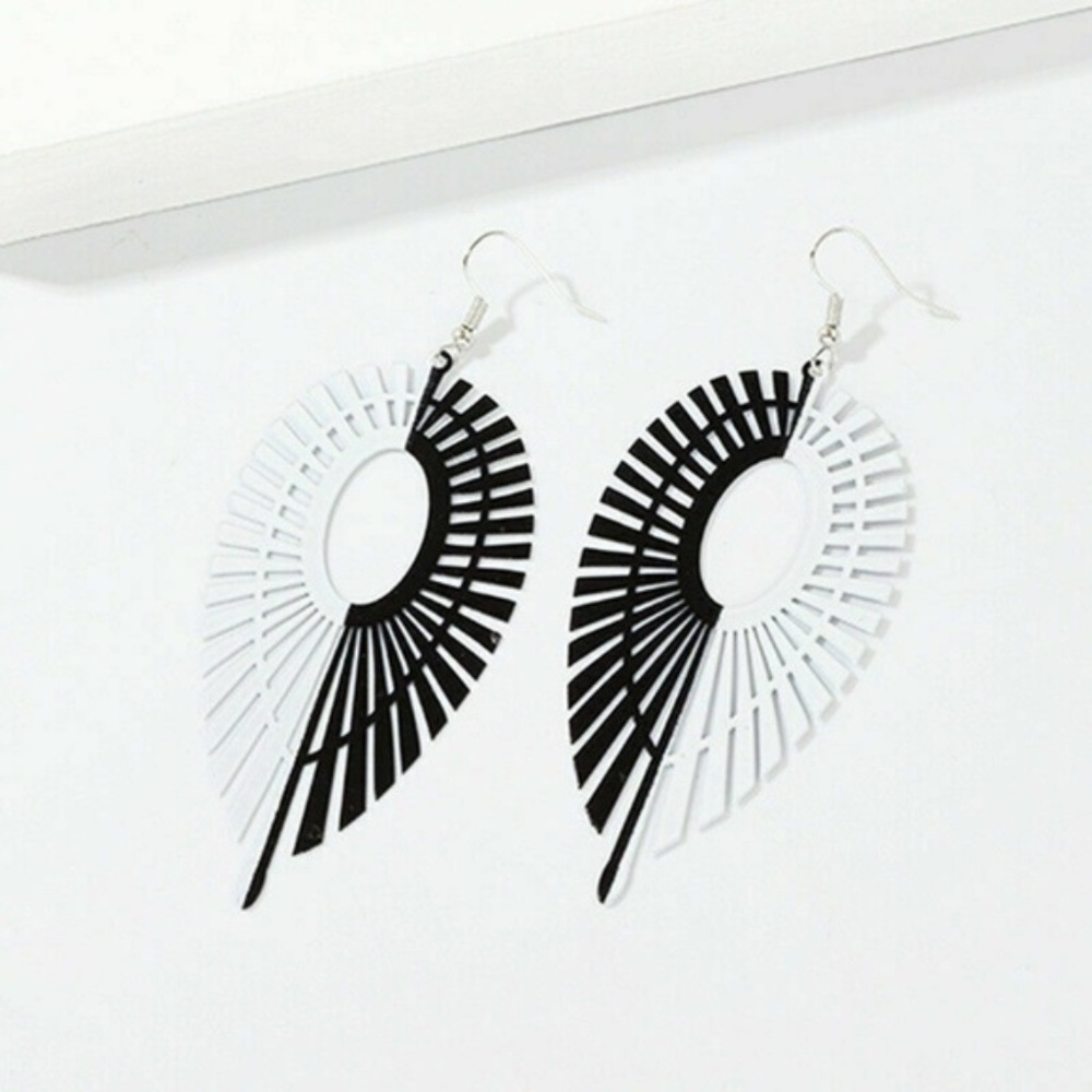 Womens‎ Black and White Acrylic Leaf Earrings - Picture 3 of 5